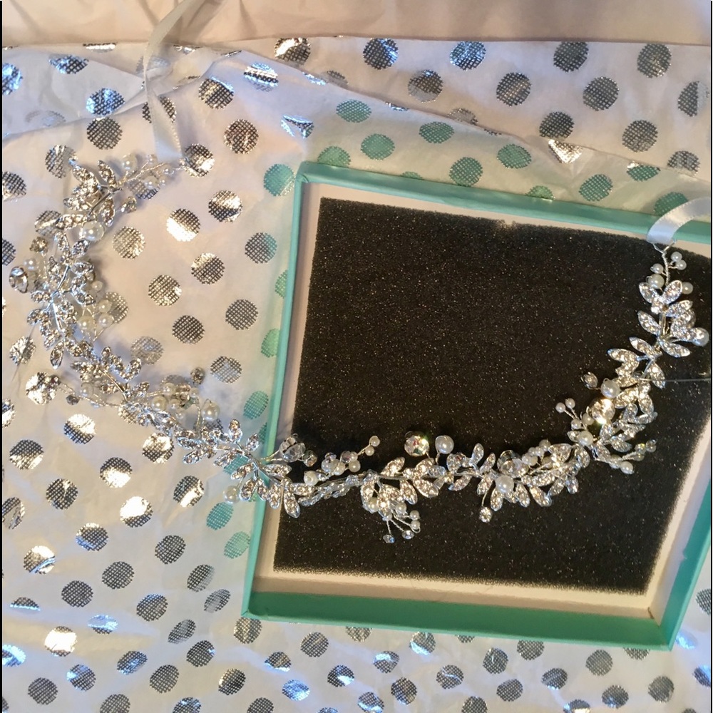Brides Headband. Crystal clear stones and pearls